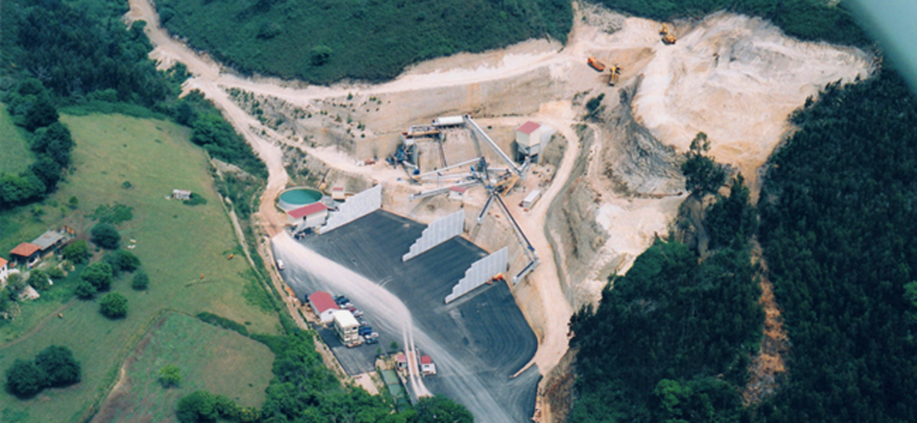 Vista aerea de la planta de produccion en montaje