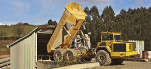 Lagarto descargando material siliceo estraido del corte en la tolva primara