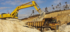 Retro excavadora cargando dumper en la zona en explotacion